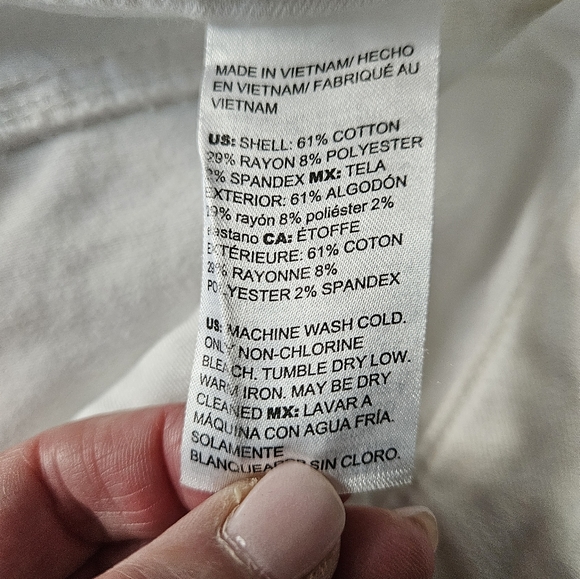 CHICO'S So Slimming Girlfriend White Jean Shorts | SZ 2 - Picture 9 of 9